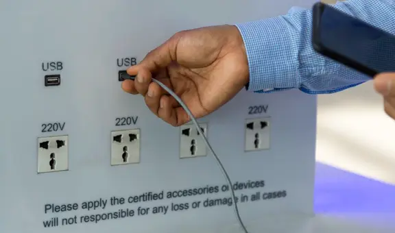 ¿Vas a viajar? Alertan de método con el que hackean teléfonos de turistas desde cargadores públicos