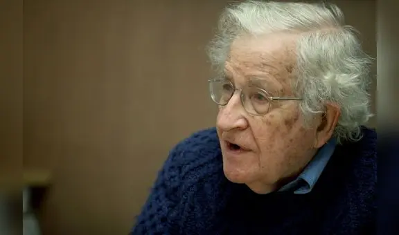 Desmienten muerte de Noam Chomsky: esposa del escritor negó rumores sobre su deceso