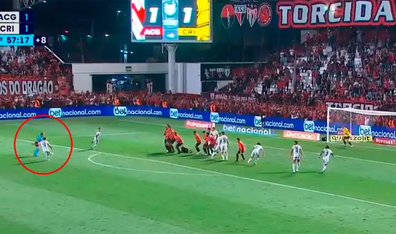 Trauco anotó espectacular golazo de tiro libre en el final y le dio triunfo a su equipo en el Brasileirao