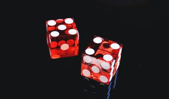 Juegos de dados versus máquinas tragamonedas: ¿cuál ocupa el primer lugar en el podio?