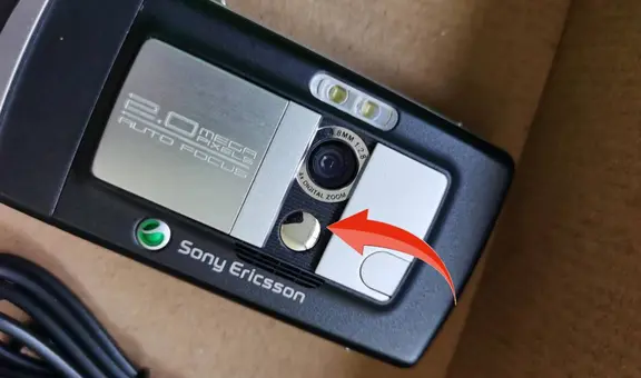 ¿Por qué algunos celulares 'viejitos' tenían un pequeño espejo al costado de la cámara?