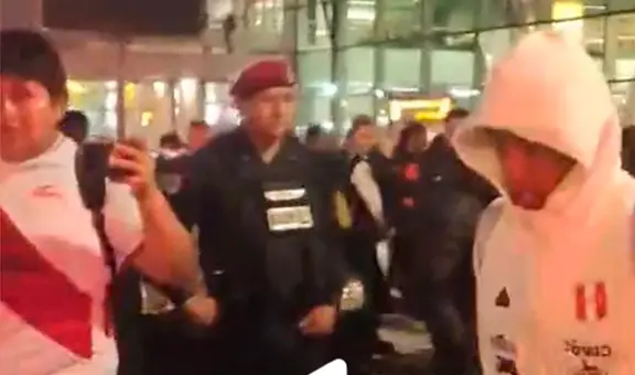 Cueva y su agresiva reacción contra hincha de la selección que lo respaldó: "Deja de grabar, 'mano'"