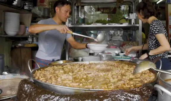 El restaurante que sirve la misma sopa por 46 años: el caldo es el mismo y lo dejan hirviendo todo el día