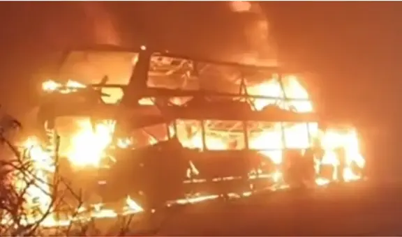 Bus en llamas provoca choque múltiple en la variante Pasamayo