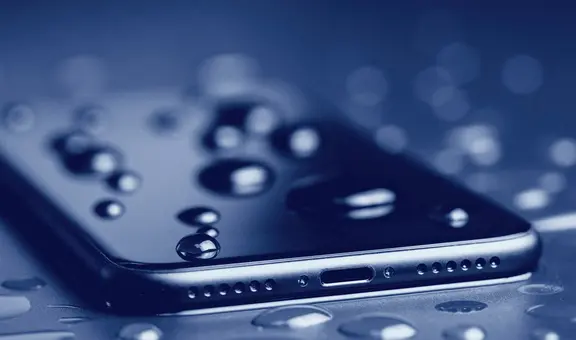 ¿Qué ocurriría si te bañas mientras tienes el teléfono, los audífonos o tu smartwatch cerca de ti?