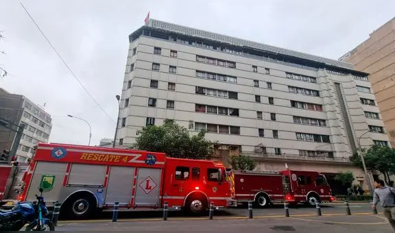 Incendio en el centro histórico de Lima: cocina de edificio de seguros se prendió en llamas