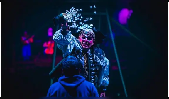 Circo de Agua: Espectáculo acuático presenta un barco, piratas y sirenas bajo la carpa