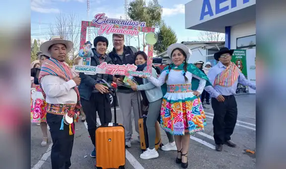 Huaylarsh y Santiago en la recepción de turistas que arribaron al aeropuerto de Jauja