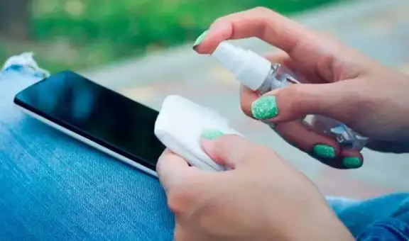 ¿Limpias tu teléfono con alcohol? Esto puede pasarle a tu celular si sigues haciéndolo