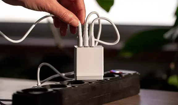 ¿Enchufas varios aparatos en casa? Así puedes evitar que se malogren si se produce un cortocircuito