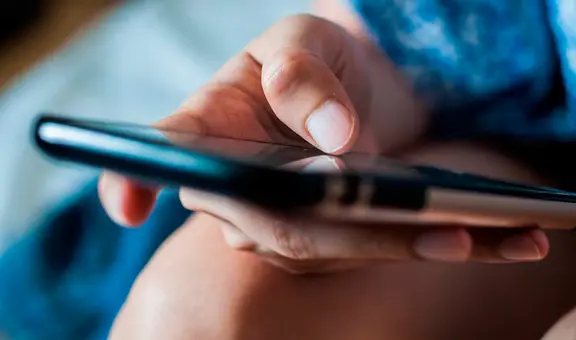 Expertos revelan por qué lo que conversas con tus amigos luego aparece como publicidad en tu teléfono