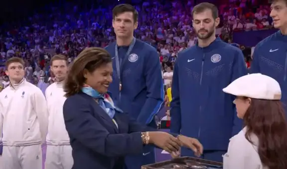 ¡La Zurda de Oro presente en París 2024! Cecilia Tait entregó medallas en premiación de vóley masculino