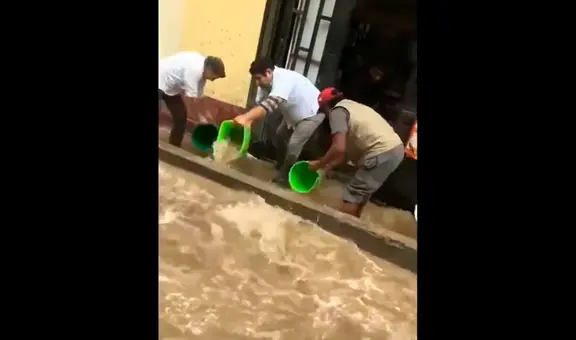 Vecinos de San Juan de Miraflores denuncian aniego por rotura de tubería de Sedapal