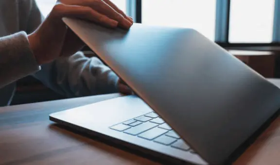 ¿Por qué nunca debes cerrar la tapa de tu laptop antes de que se apague por completo?