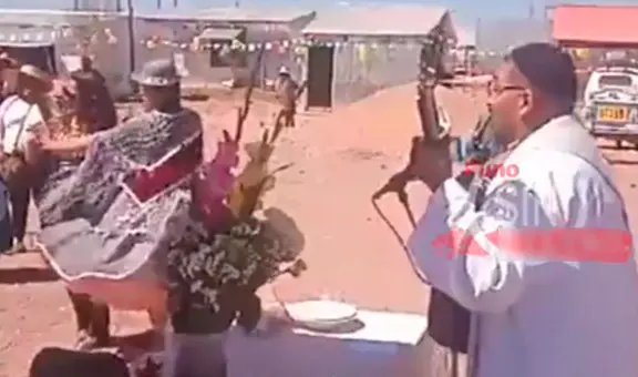 Sacerdote en Puno toma su guitarra, canta huaynos y hace bailar a sus feligreses durante misa