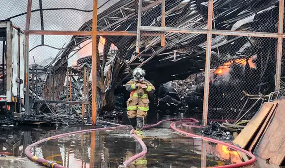 Bomberos luchan contra incendio en Breña tras más de 24 horas y el fuego se reaviva