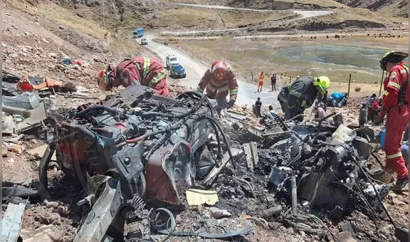 Camión cargado de papas cae a abismo en la 'Curva del Diablo' de Pasco y chofer muere durante incendio