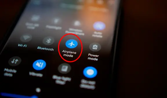 ¿Por qué en tus vuelos piden activar el modo avión de tu teléfono y qué ocurriría si ignoras la indicación?