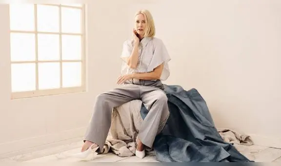 Naomi Watts: Pelicula, libro sobre la menopausia y vestido de transparencia