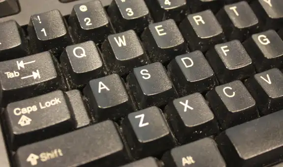 El teclado de tu computadora puede tener 400 veces más bacterias que el asiento de un inodoro, según estudio