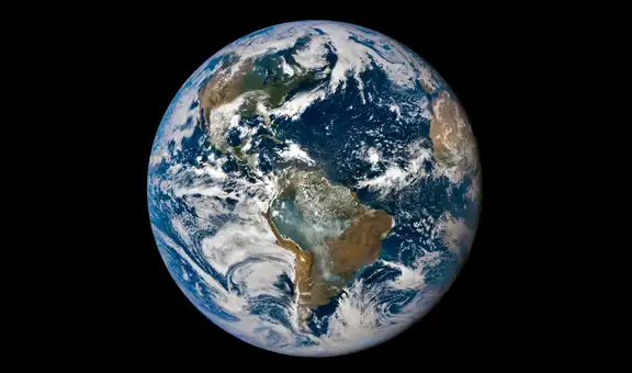 El humo cubre el cielo de Sudamérica durante los días de incendio en imagen tomada por la NASA desde el espacio