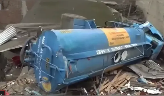 Familia escapa de la muerte tras caída de camión cisterna sobre su casa en Comas