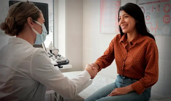 La buena noticia para los adultos indocumentados: un estado ofrecerá SEGURO MÉDICO en Estados Unidos este 2024