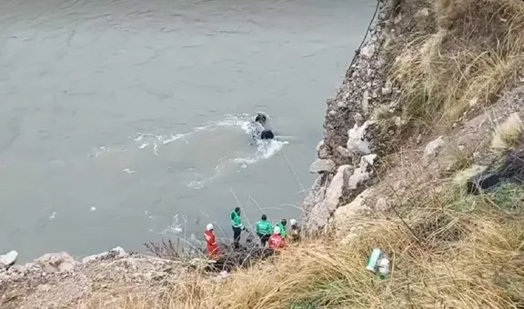 Vehículo se despista y cae a río Mantaro con pasajeros a bordo: Policía trabaja para recatara los cuerpos