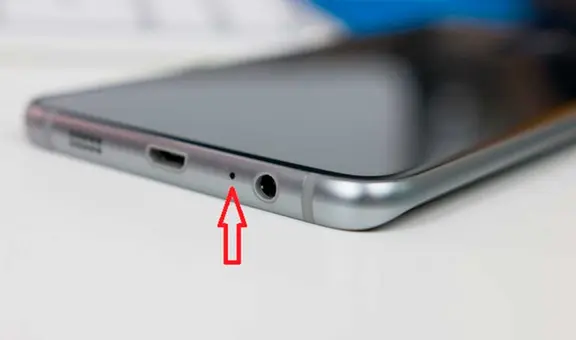 ¿Qué pasa si intentas introducir un alfiler en el agujero que está abajo de tu celular?