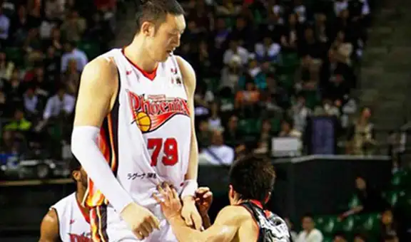 Gigantes en la cancha, pero ¿a qué precio? El impacto del gigantismo en la vida de los jugadores de baloncesto