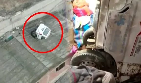 Miniván se empotra en el techo de una casa en Villa María del Triunfo y deja 3 personas heridas