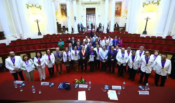 Congresista Luis Picón condecora a su esposa doctora en el Día de la Medicina Peruana