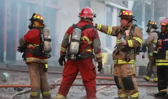 El Agustino: incendio cerca a la av. Evitamiento afecta a viviendas de material noble