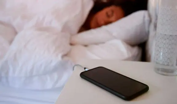 ¿Es malo dejar tu teléfono cargando toda la noche? Ventajas y desventajas de esta costumbre