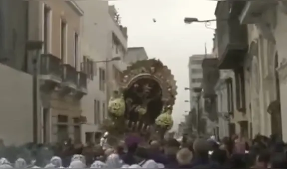 Preciso momento en que la Imagen del Señor de los Milagros casi se cae durante la segunda procesión