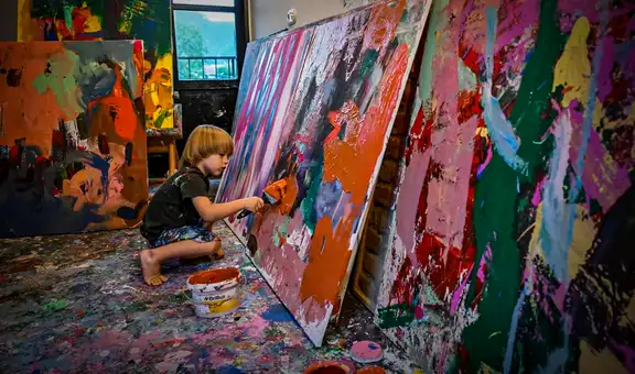 El 'pequeño Picasso': tiene solo 3 años y sus pinturas llegan a costar más de 10.000 dólares