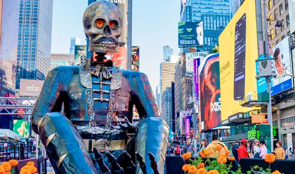 Exhibición de catrinas gigantes en Times Square conmemora el Día de los Muertos