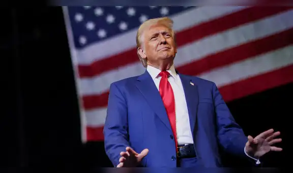 Trump simula acto sexual tras falla de su micrófono en pleno mitin a días de las elecciones en Estados Unidos 2024