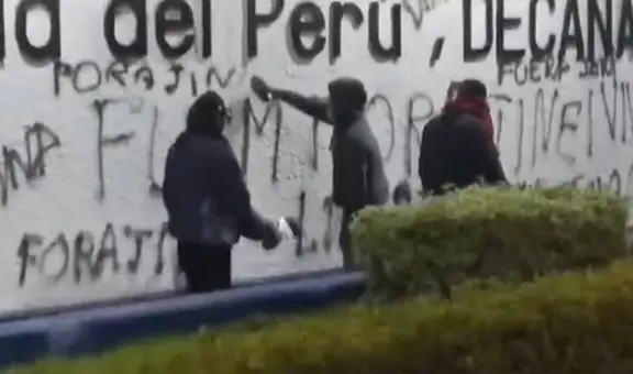 Sujetos vandalizan muro histórico de San Marcos y agreden a estudiante durante protestas por nuevas elecciones