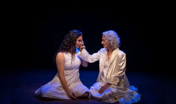 "Cisnes", creación colectiva dirigida por Alberto Ísola con las actuaciones de Mirella Carbone y Raffaella Cuneo