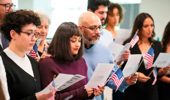 La vestimenta clave para lucir impecable en el juramento de ciudadanía americana en 2024, según USCIS