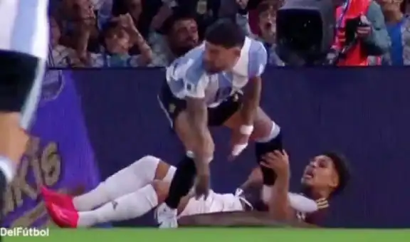 Paolo Guerrero fue agredido por Otamendi: el pisotón del argentino que no revisó el VAR