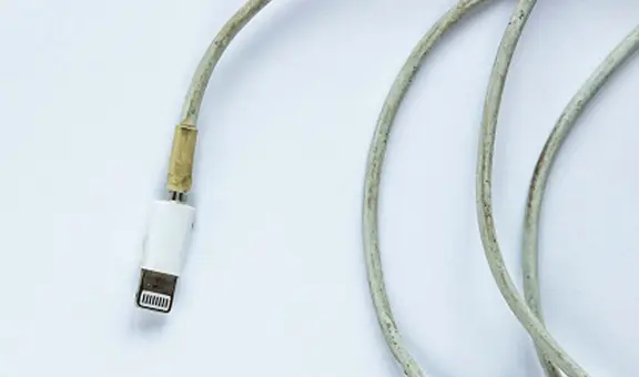 ¿El cable de tu teléfono se puso amarillo? Estas son las causas y cómo debes limpiarlo correctamente