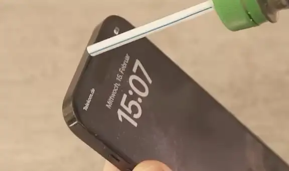 ¿Necesitas limpiar tu celular del polvo? Con este popular 'truco de la cañita' lo harás al instante