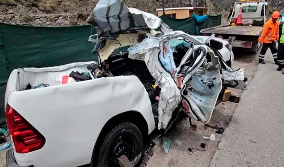 Roca se desprende de cerro y mata a 2 personas que iban en una camioneta por la Carretera Central