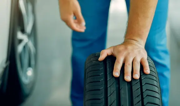 ¿Tienes una emergencia y no sabes cómo cambiar la llanta de tu auto? Aprende cómo hacerlo por ti mismo