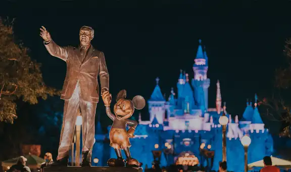 Nuevo plan de Disney: pagar casi el triple de la entrada para saltarse las largas colas en sus parques