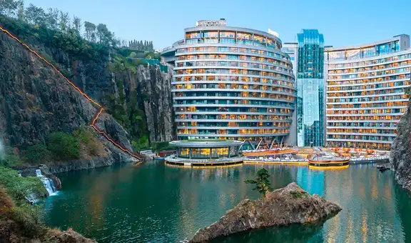 Este lujoso hotel bajo el agua desafía las leyes de la arquitectura: se encuentra en un gigante del continente asiático