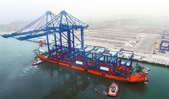 China aumenta exportaciones de grúas a América Latina en medio de tensiones con EE. UU.: megapuerto de Chancay es clave