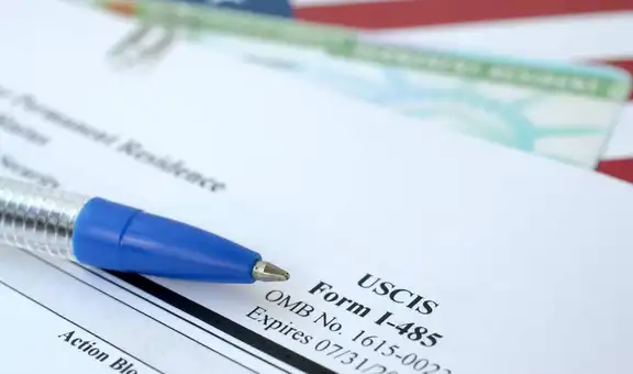 Atención, inmigrante en EE. UU.: cómo llenar correctamente el formulario I-485 para obtener tu Green Card en 2025